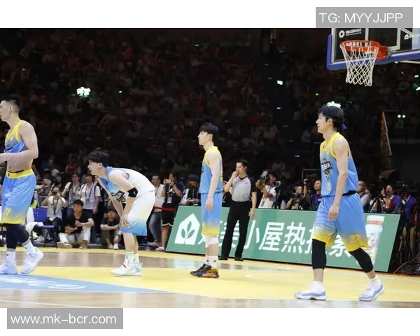 颜值与球技兼备的足球明星盘点引领潮流风尚的魅力球场之星